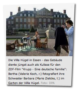 Die Villa Hügel in Essen - das Gebäude diente jüngst auch als Kulisse für den ZDF-Film "Krupp - Eine deutsche Familie": Bertha (Valerie Koch, r.) fotografiert ihre Schwester Barbara (Marie Zielcke, l.) im Garten der Villa Hügel.