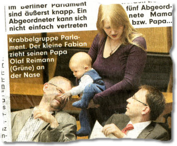 Krabbelgruppe Parlament. Der kleine Fabian zieht seinen Papa Olaf Reimann (Grüne) an der Nase