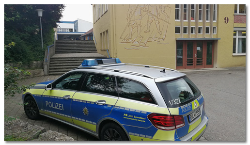 Foto eines Polizeiautos, das vor der Grundschule in Villingendorf steht
